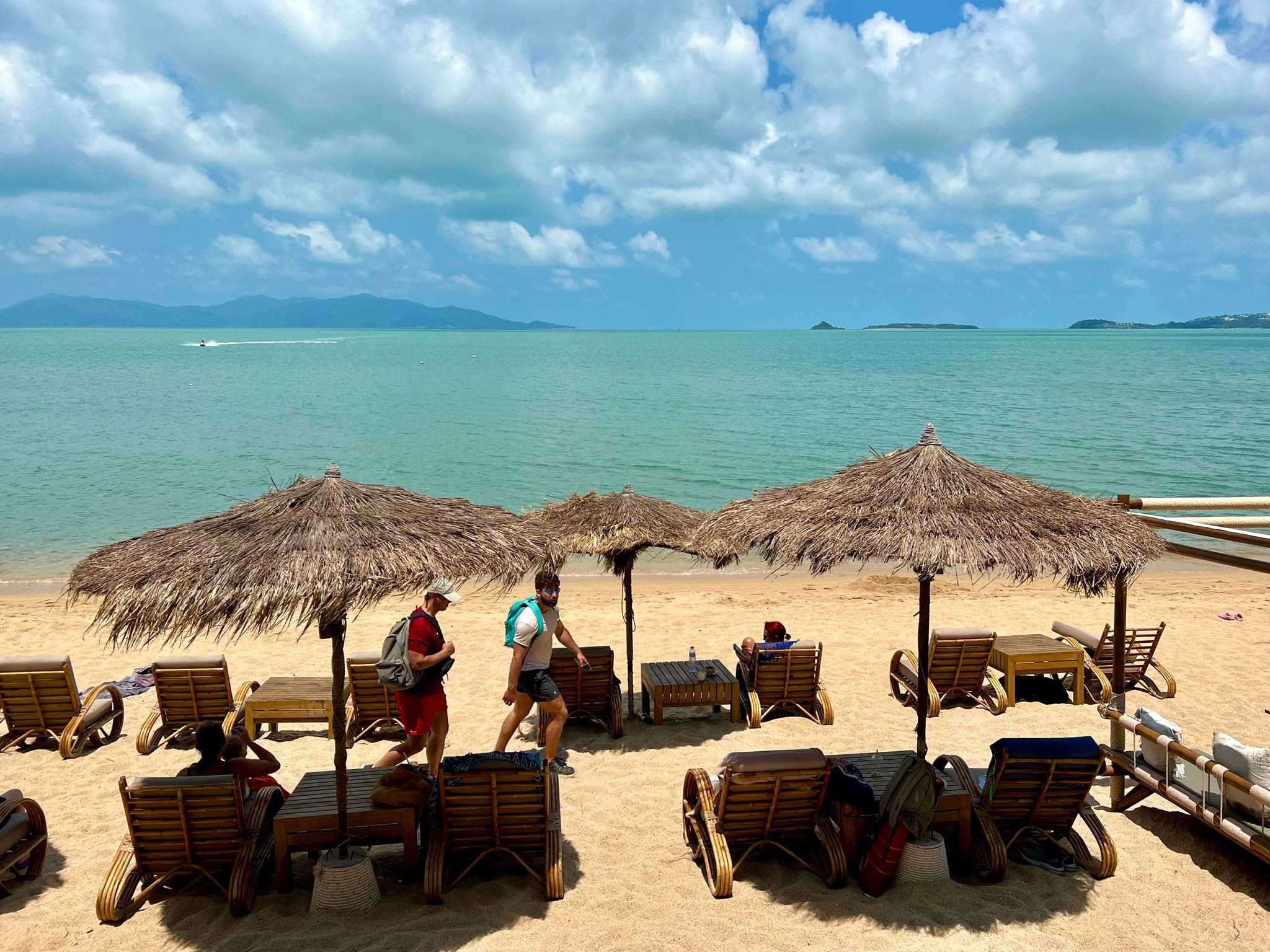 Urlauber Liegen Am Strand In Bophut Auf Koh Samui