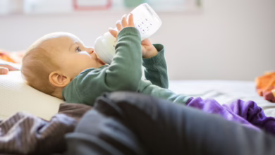 Kleinkind Mit Flasche