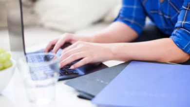 Frau Arbeitet An Ihrer Bewerbung