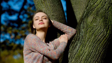 Frau Lohnt Mit Geschlossenen Augen An Einem Baum