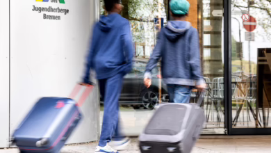 Schüler Mit Koffern Betreten Eine Jugendherberge