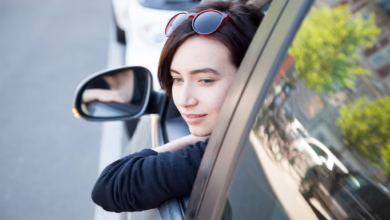 Frau Schaut Aus Einem Parkenden Auto
