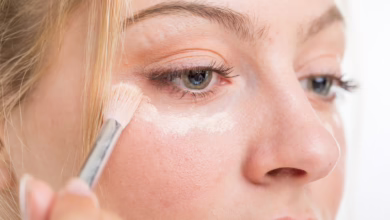 Frau Trägt Concealer Unter Den Augen Auf