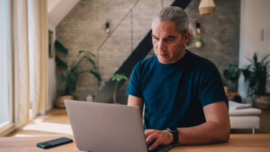 Mann Arbeitet An Einem Laptop