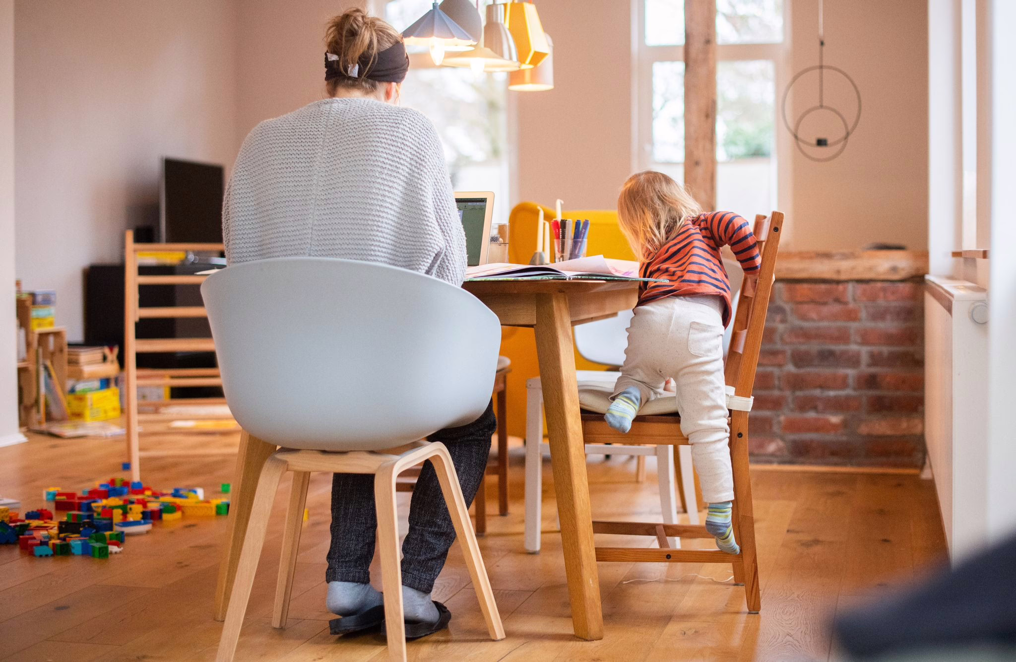 Zweijähriges Kind Klettert Auf Einen Stuhl Neben Seiner Mutter