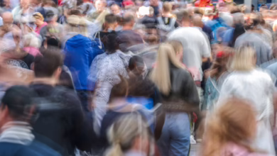 Passanten In Der Innenstadt Von Leipzig