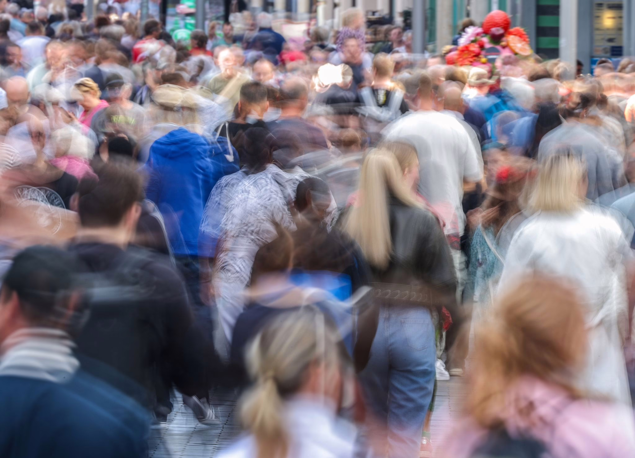 Passanten In Der Innenstadt Von Leipzig