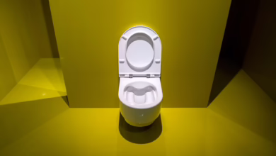 Ein Wc In Einem Gelben Raum