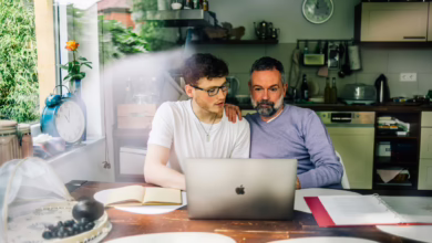 Vater Und Sohn Am Computer