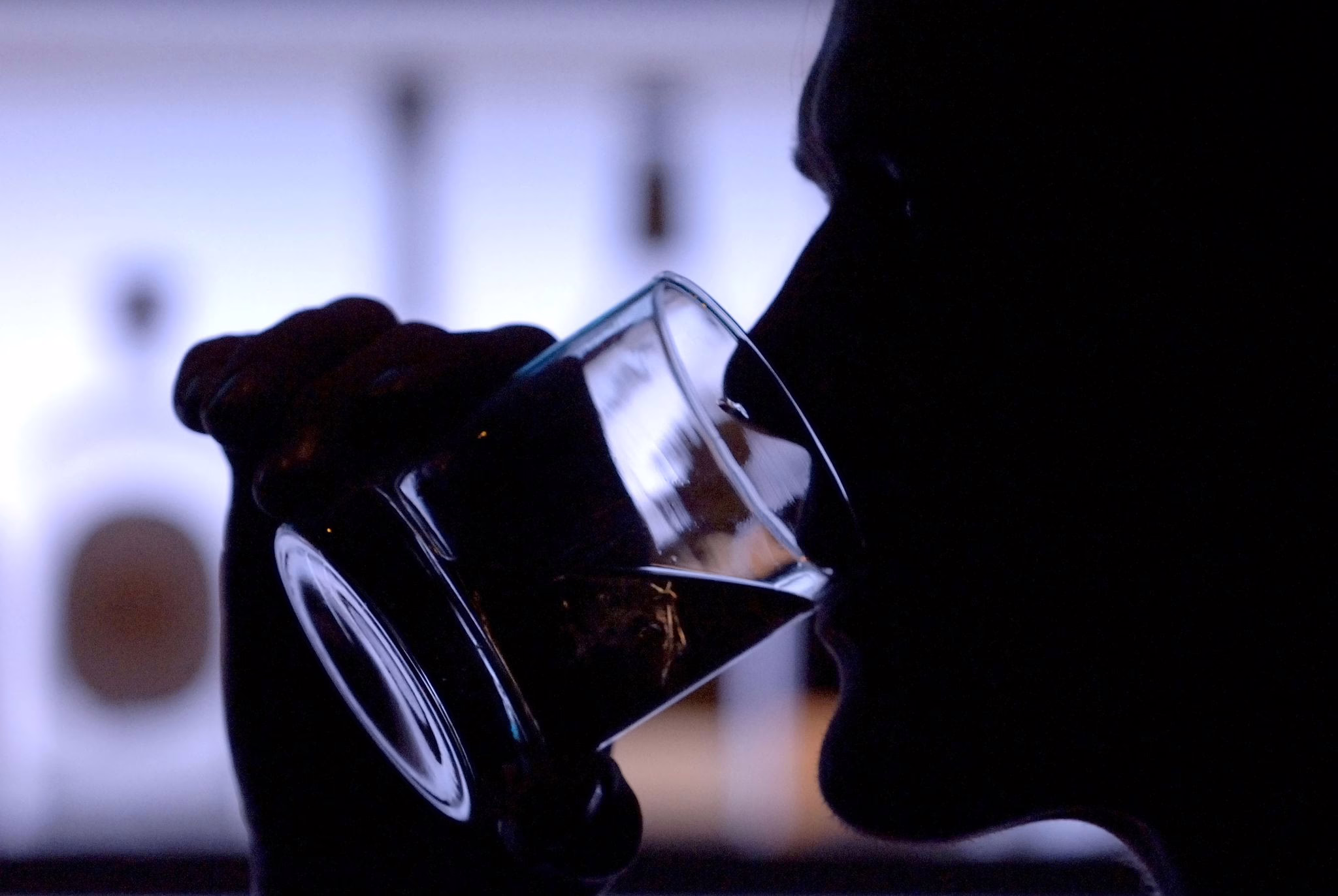 Ein Mann Genießt Glas Whiskey Mit Eis
