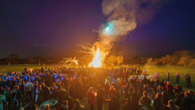 Menschen Stehen Um Ein Osterfeuer