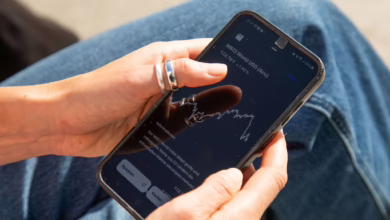 Eine Frau Sieht Sich Einen Etf Kurs Auf Einem Handy An