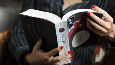 Eine Frau Liest Im Buch "shades Of Grey"