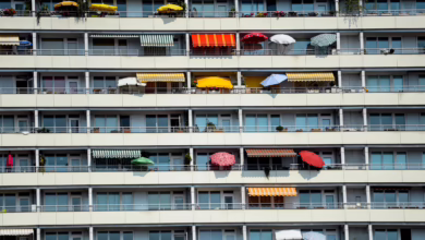 Sonnenschirme Auf Balkonen In Einem Wohnhaus