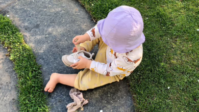 Kleinkind Zieht Sich Einen Schuh An