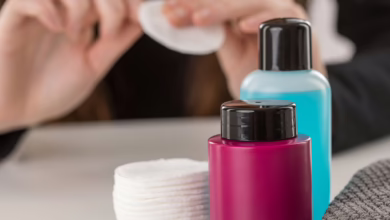 Eine Frau Nutzt Nagellackentferner