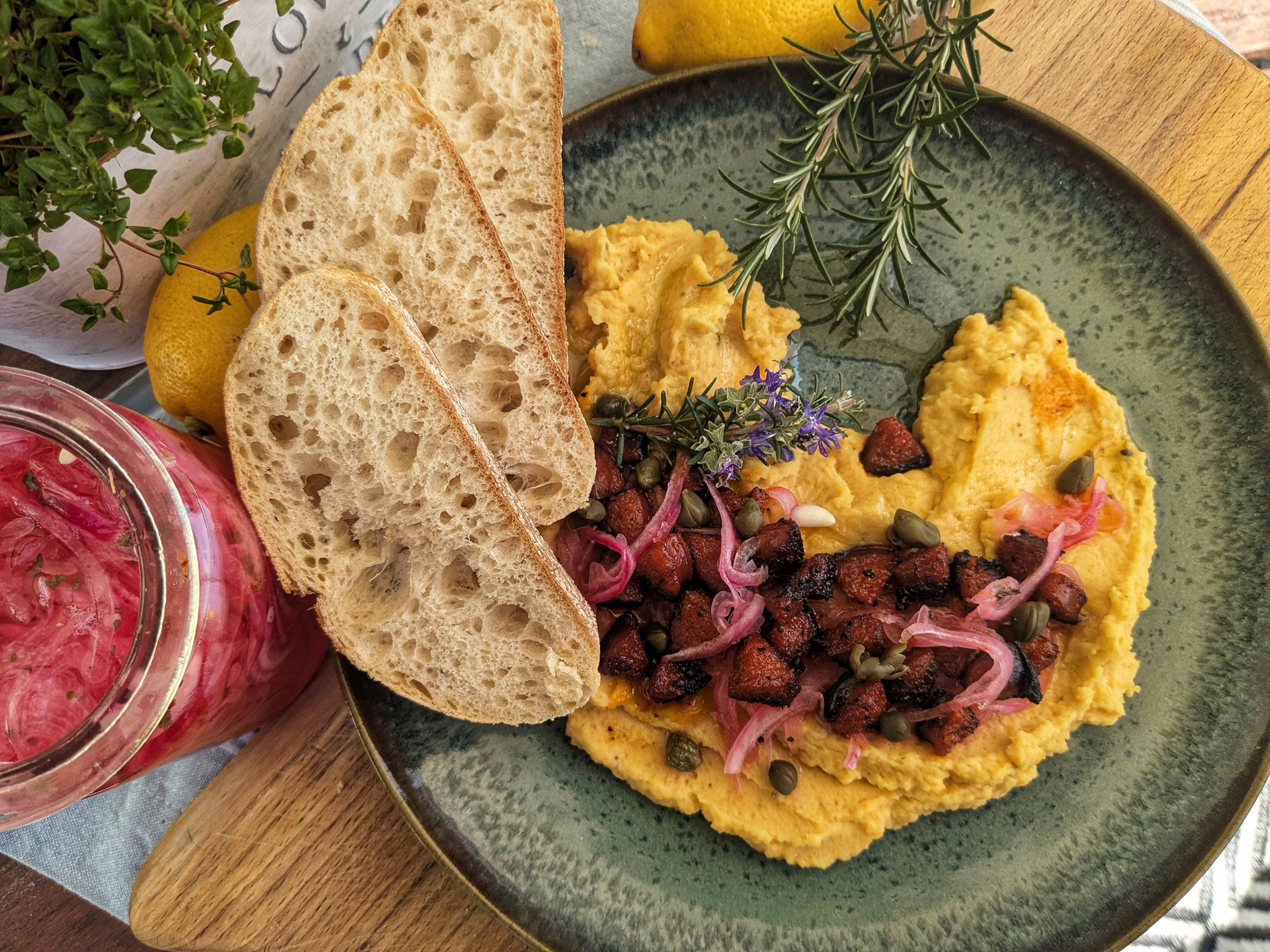 Fava Mit Chorizo Und Pickled Onions