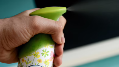 Ein Mann Versprüht Raumspray