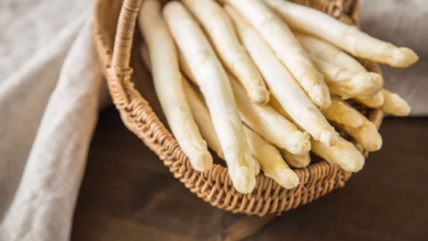 Weißer Spargel Liegt In Einem Körbchen