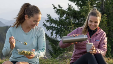 Zwei Frauen Bei Einer Brotzeit