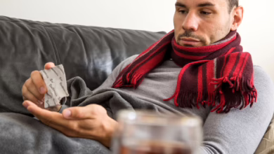 Ein Mann Nimmt Ein Bonbon Gegen Halsschmerzen