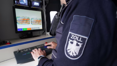Zollbeamter Kontrolliert Mit Einem Röntgengerät Einen Koffer