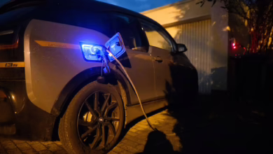 E Auto Lädt An Einer Wallbox An Einem Einfamilienhaus