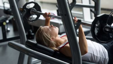 Eine Frau Macht Krafttraining Im Fitnessstudio