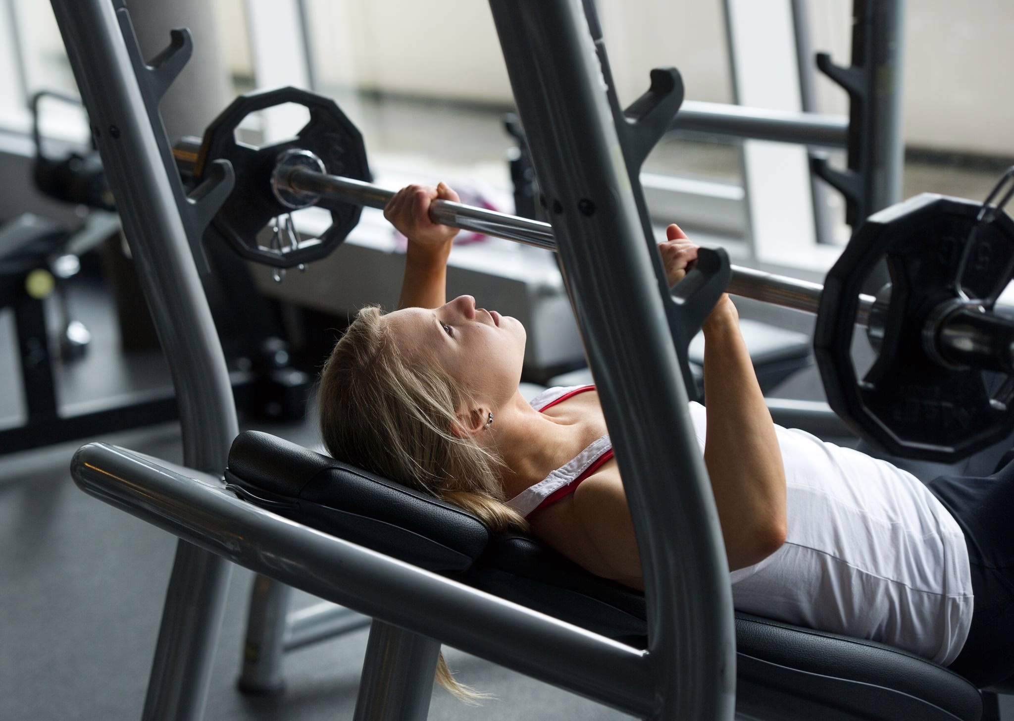 Eine Frau Macht Krafttraining Im Fitnessstudio