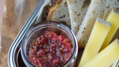 Radieschen Relish Mit Bergkäse Und Brot