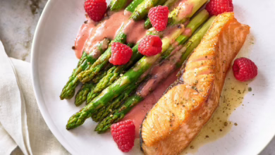 Gebratener Grüner Spargel Mit Himbeervinaigrette Und Lachs