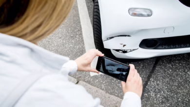 Eine Frau Fotografiert Einen Schaden Am Auto
