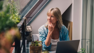 Eine Frau Arbeitet Am Laptop