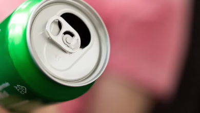 Mann Hält Getränkedose In Der Hand