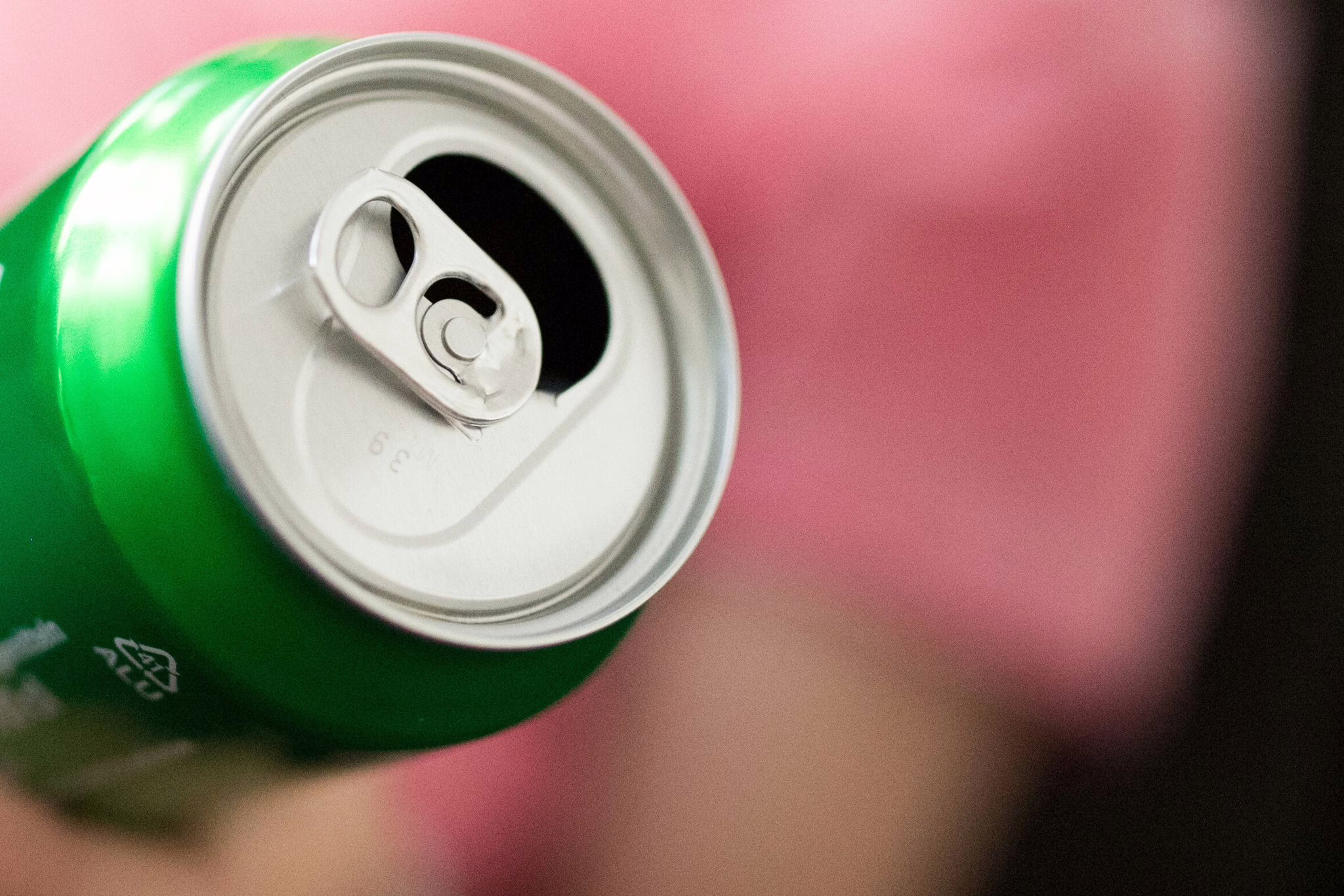Mann Hält Getränkedose In Der Hand