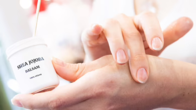 Eine Frau Nutzt Ein Kosmetikprodukt An Der Hand