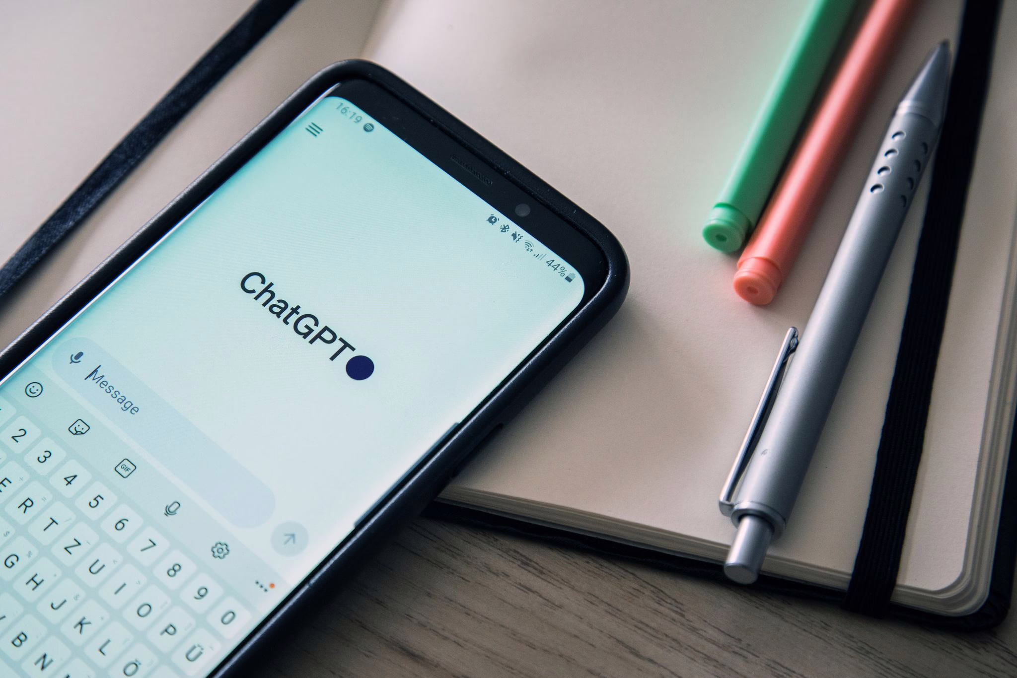 App «chatgpt» Ist Auf Einem Smartphone Zu Sehen