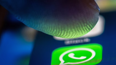 Ein Finger über Dem Whatsapp Symbol