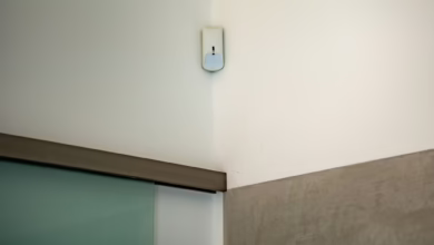 Ein Bewegungsmelder In Einem Flur