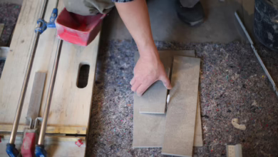 Mann Schneidet Fliesen Zu