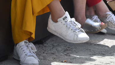 Frau Trägt Weiße Sneaker