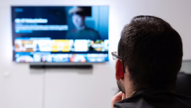 Mann Schaut Auf Seinem Fernseher Amazon Prime Video