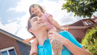 Ein Mann Trägt Seine Tochter Auf Den Schultern