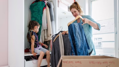 Eine Frau Räumt Einen Kleiderschrank Aus