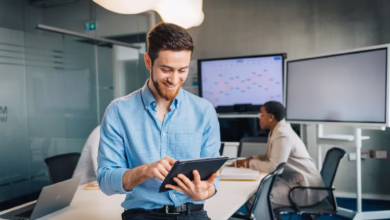 Ein Mann Arbeitet Auf Einem Tablet