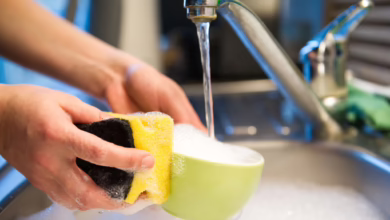 Eine Frau Spült Eine Tasse Ab