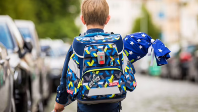 Erstklässler Mit Schulranzen Am Tag Der Einschulung