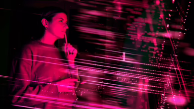 Frau Im Neonlicht Blickt Auf Einen Digitalen Bildschirm