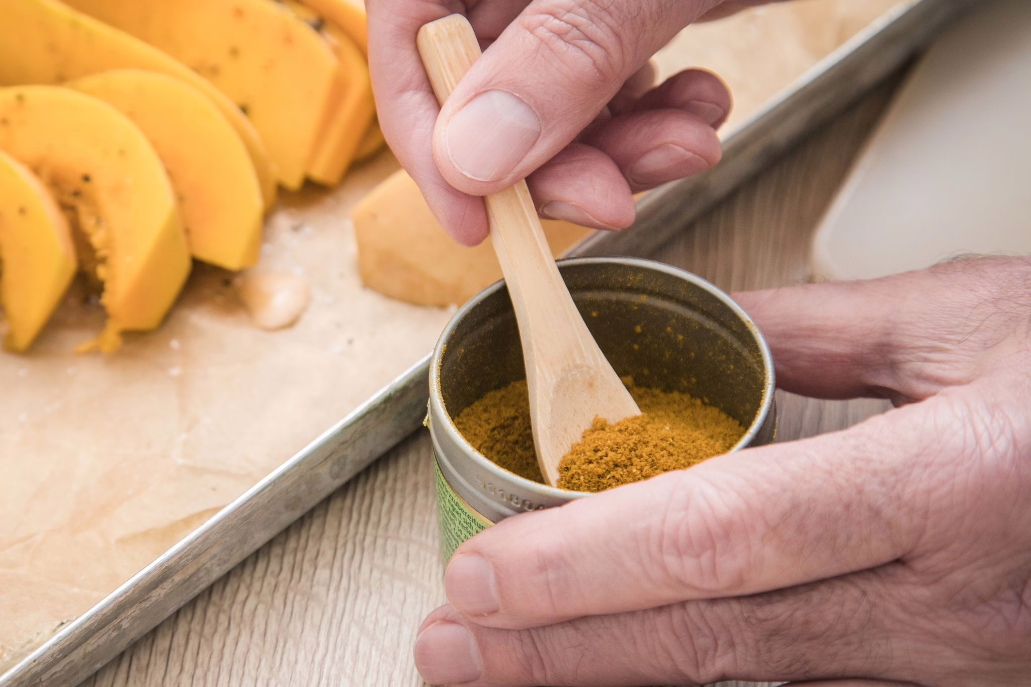 Mann Würzt Essen Mit Einer Gewürzmischung