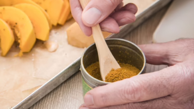 Mann Würzt Essen Mit Einer Gewürzmischung